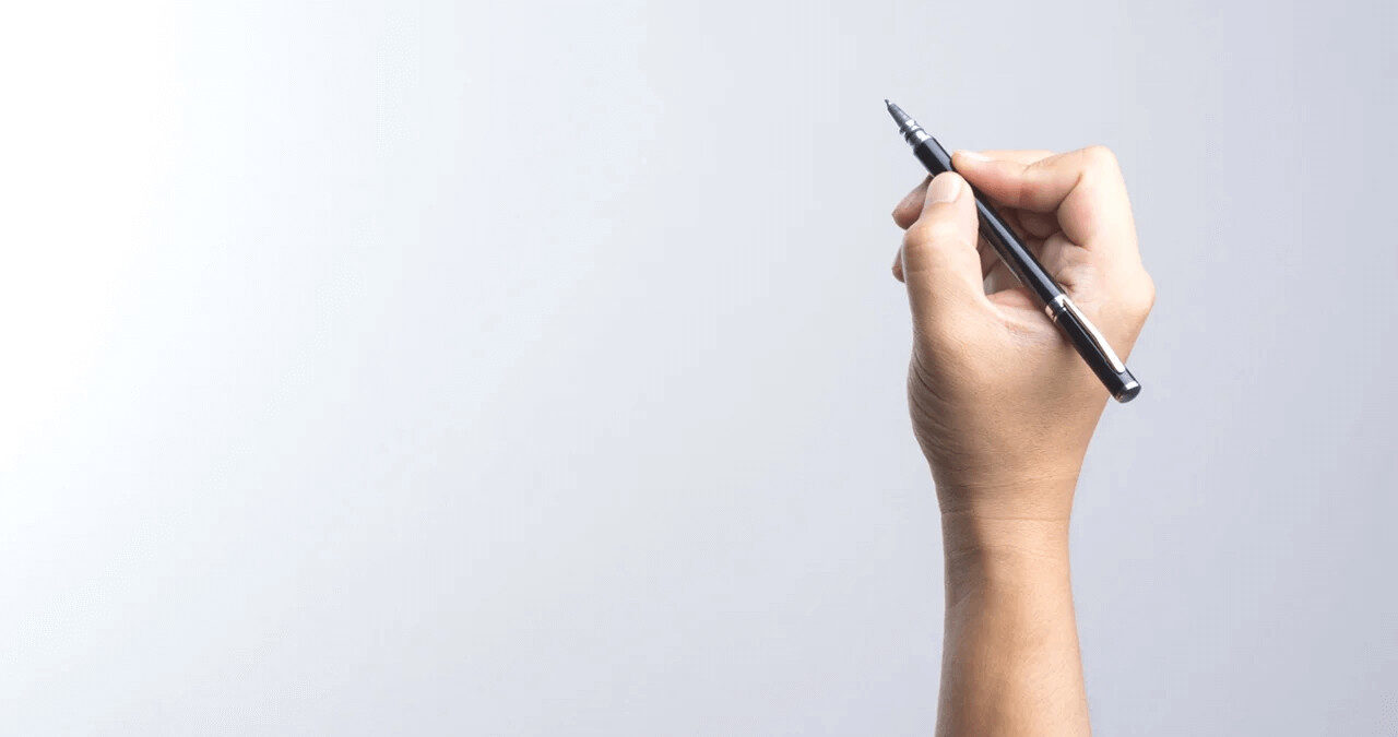 Mão segurando uma caneta sobre fundo branco, simbolizando a escrita e a necessidade de precisão no copywriting.