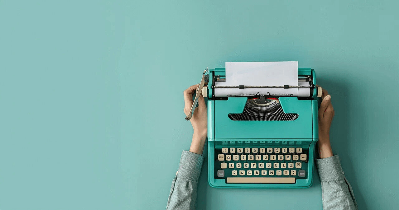 Detalhe de mãos de copywriter digitando em máquina de escrever vintage.