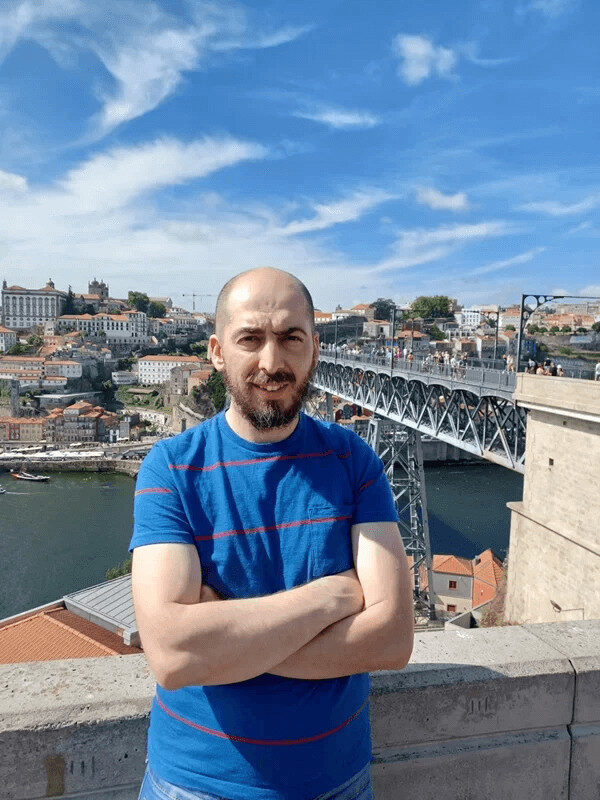 Márcio Matos copywriter, a ponte ao fundo, simboliza a função assumida do copy, ligar o sucesso aos seus clientes.