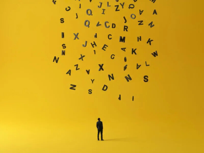Letras caem do céu enquanto um copywriter olha para cima — representando crescimento, ideias e evolução na carreira freelancer.