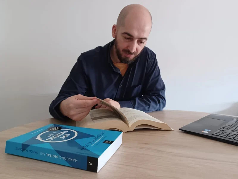 *Márcio Matos copywriter lendo livro de marketing digital.