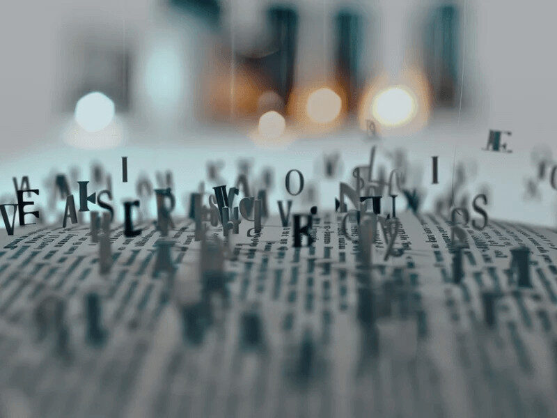Livro com letras a saltar, simbolizando o poder e o impacto das palavras no copywriting.